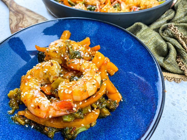 SpicyHoneyGarlicShrimpSkillet horizontal2 Spicy Honey Garlic Shrimp & Broccoli Skillet